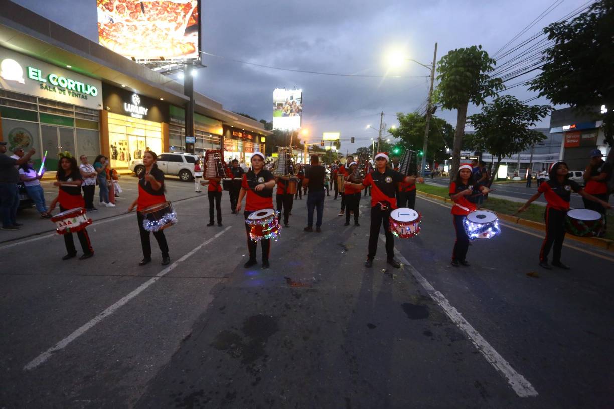 Varias bandas musicales se presentaron, el evento contó con 12 bloques de participantes.