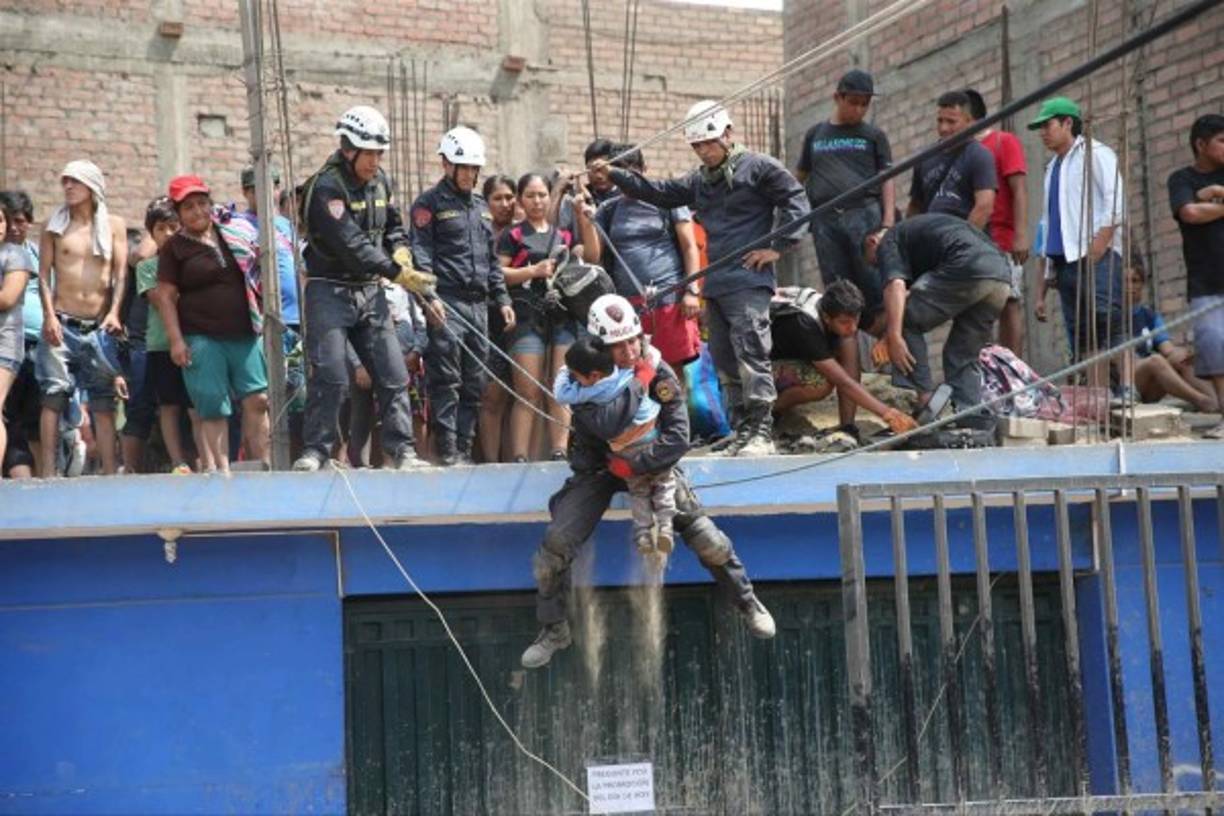 Las autoridades intentan rescatar a las personas atrapadas en los techos de las casas.