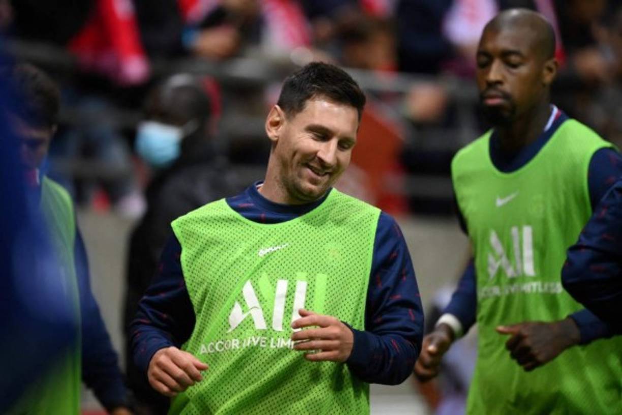 Aficionados del PSG e inclusive del Reims ovacionaron a Messi y el argentino se mostró sonriente durante el calentamiento.