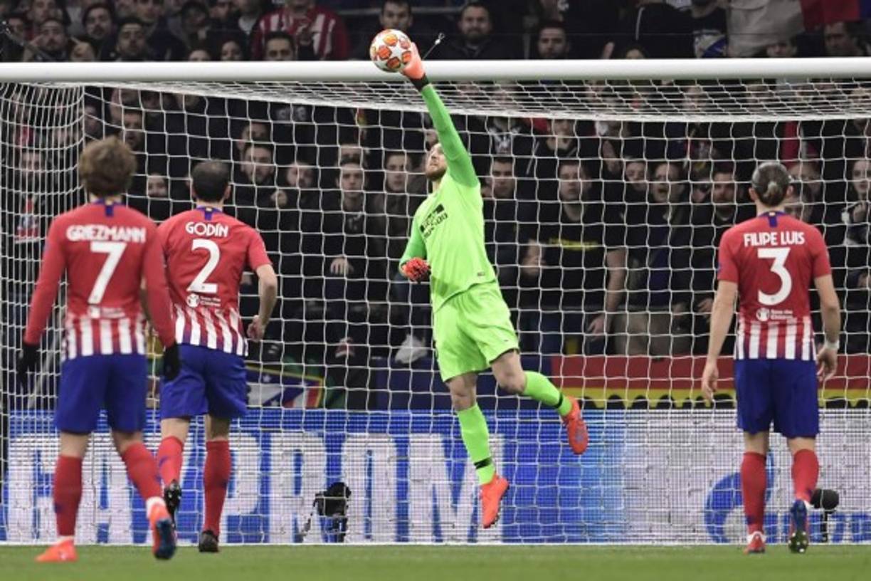 El portero esloveno Jan Oblak salvó al Atlético de Madrid con esta gran volada tras el tiro libre de Cristiano Ronaldo.