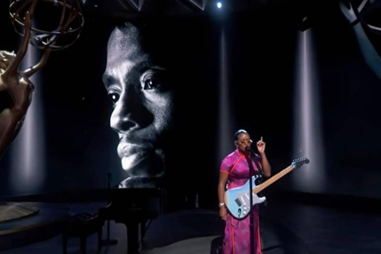 Uno de los momentos más emotivos de la ceremonia se dio durante el tradicional video 'In memoriam', donde se hace un homenaje a todos los famosos fallecidos en el último año. H.E.R. fue la encargada de poner música en esta ocasión a este hermoso instante en el que se recordaron a figuras como Naya Ribera, Ruth Bader Ginsburg o Chadwick Boseman.