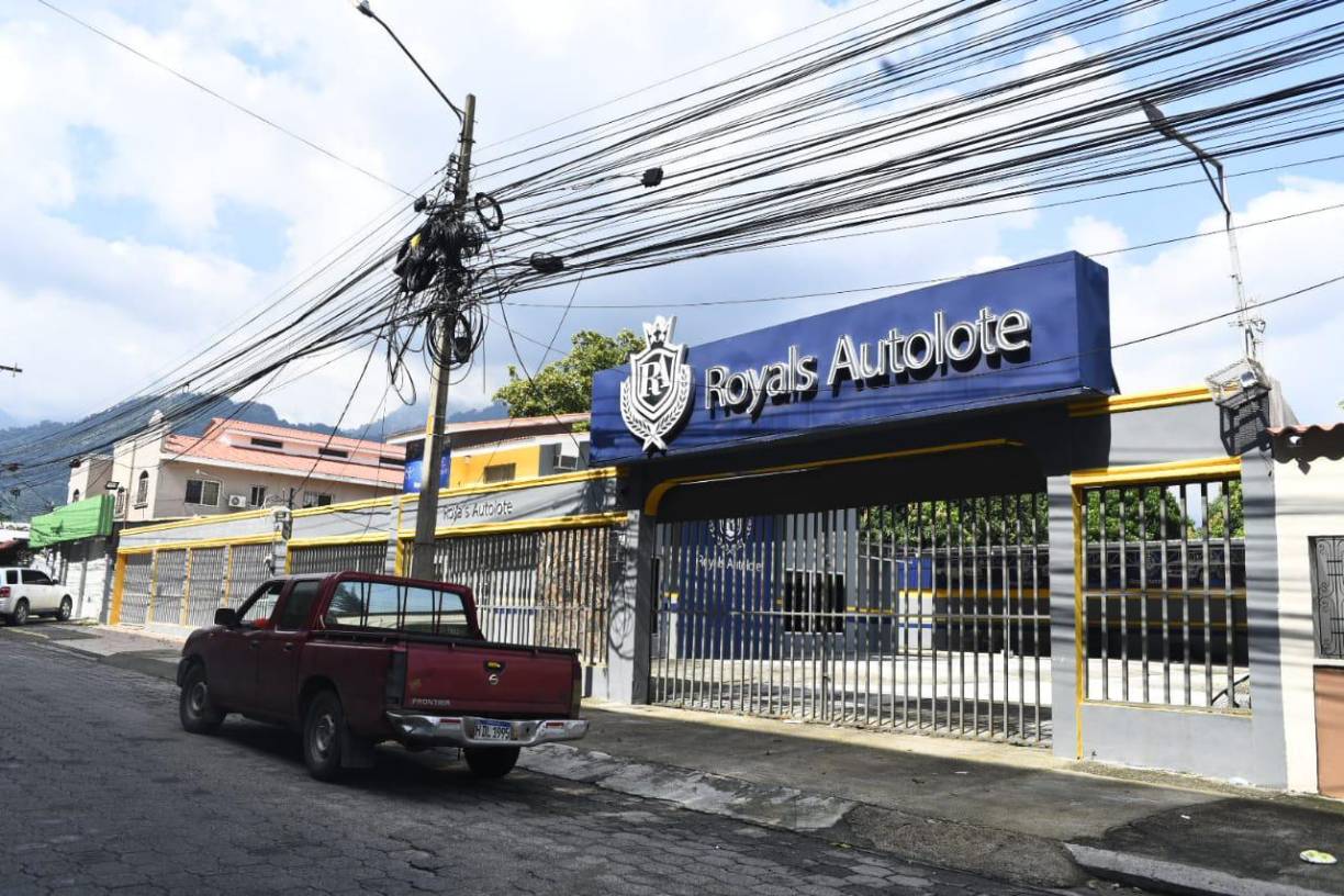 En los aseguramientos participa también personal de la Oficina Administradora de Bienes Incautados (Oabi). Este autolote fue asegurado en la colonia Jardines del Valle de San Pedro Sula. 