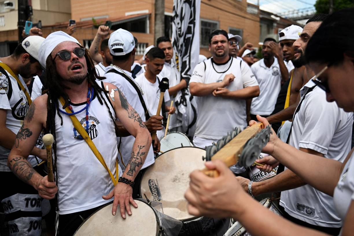 Algunos fanáticos también despidieron al exjugador brasileño con música y alegría.