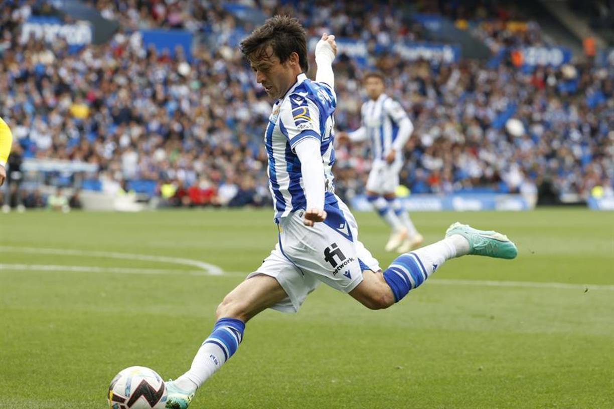 El jugador de la Real Sociedad David Silva anunció este jueves su retirada del fútbol profesional, una semana después de que se le detectase una grave lesión en la rodilla izquierda.