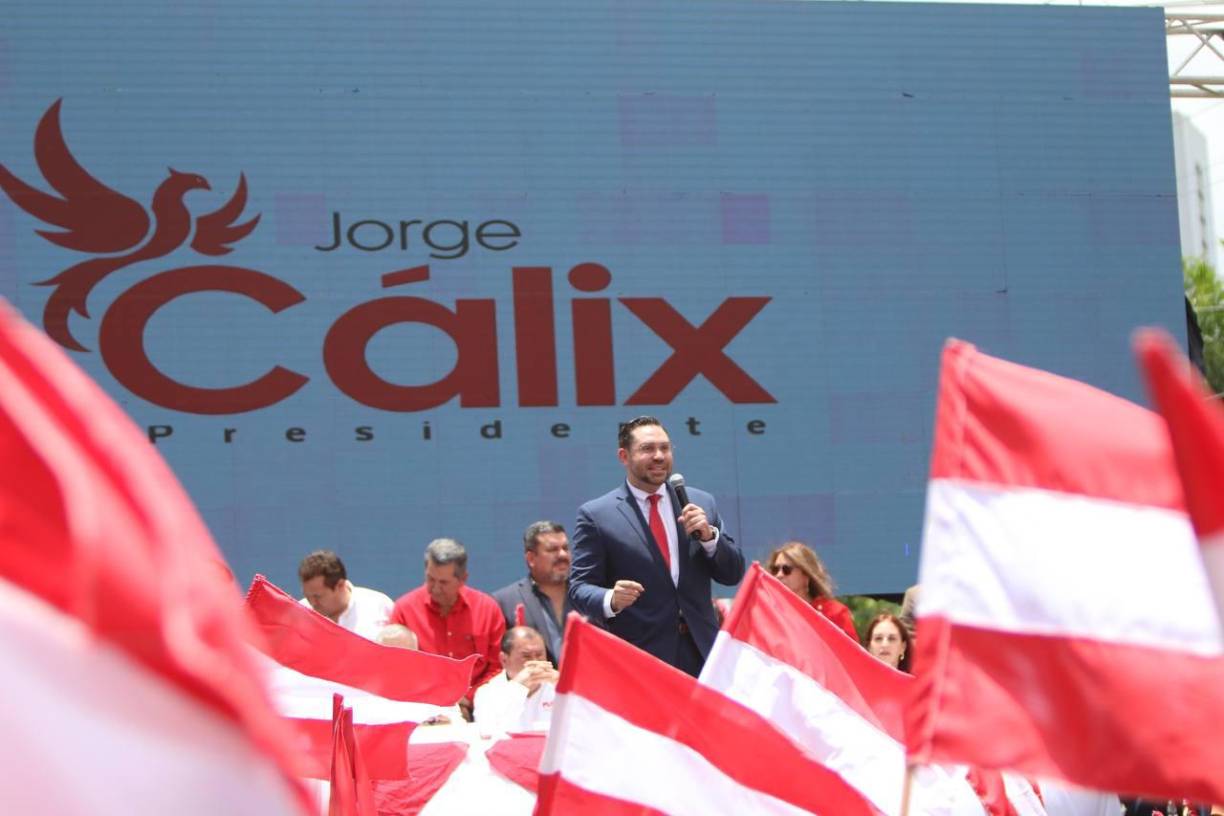 Cálix participará en las próximas elecciones primarias como precandidato presidencial y buscará hacerse de la candidatura liberal de cara a las presidenciales de noviembre de 2025. 