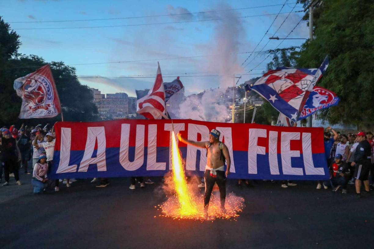 La barra del Olimpia se robó el show previo al inicio del juego.