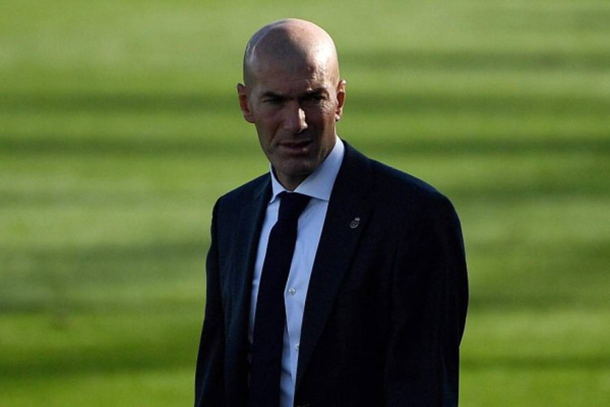 La permanencia de Zinedine Zidane al frente del equipo comienza a ponerse en duda y el club ya tendría en carpeta el nombre de varios entrenadores para reemplazarlo en el banquillo.