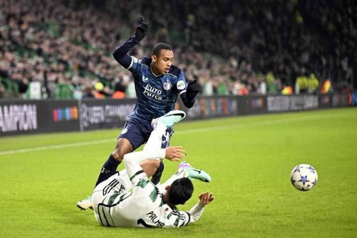 El atacante hondureño le dio problemas a la defensa del Feyenoord y lo frenaron en varias ocasiones con faltas.