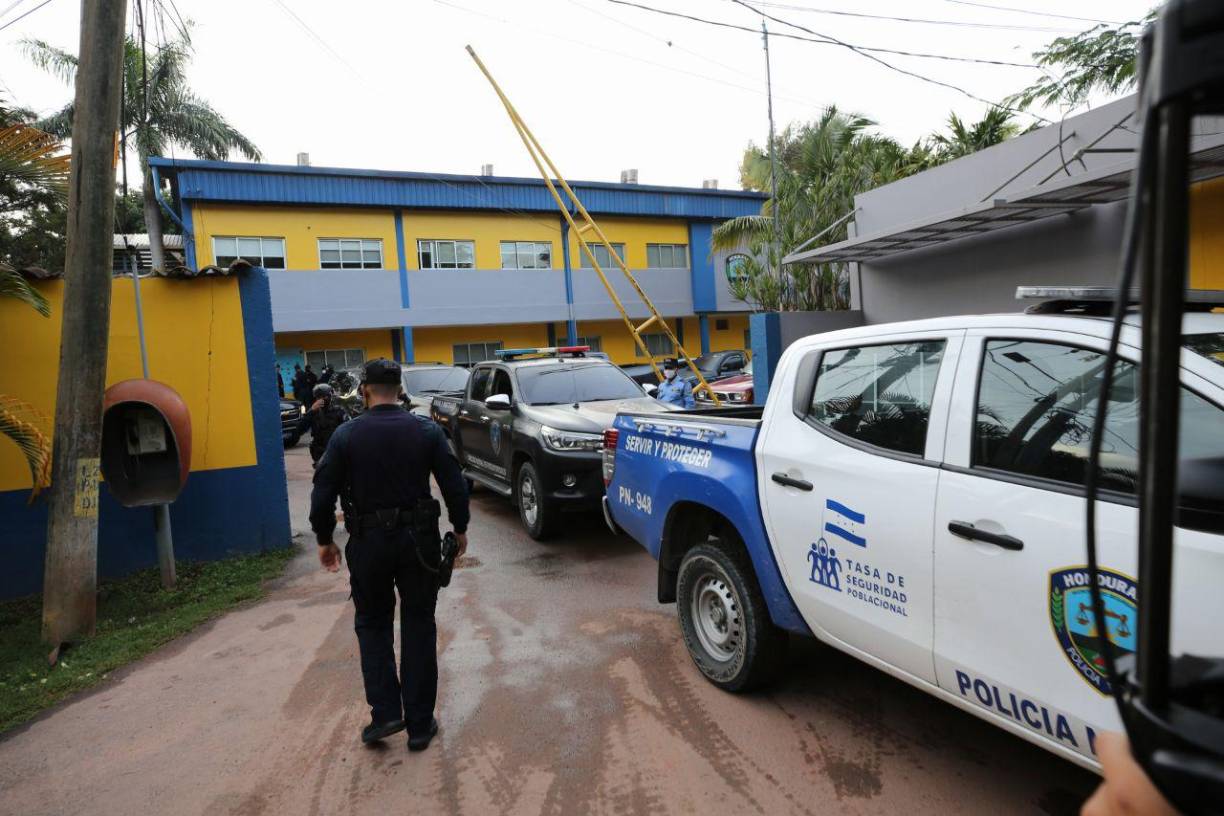 Herlinda salió custodiada por decenas de policías.