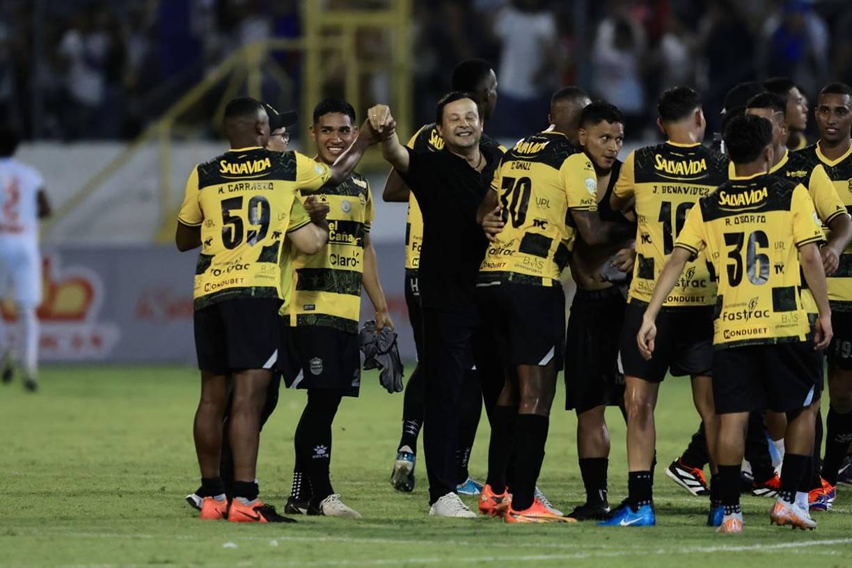 Jeaustin Campos también festejó con sus jugadores el quinto triunfo del Real España en el Torneo Apertura 2024.