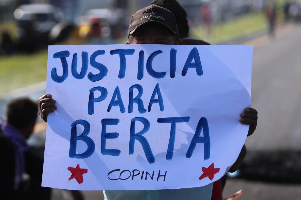 “Desde hace mucho tiempo estamos exigiendo justicia, pero lo que ha sucedido con nuestro compañero Juan Antonio López viene a demostrar la impunidad en que estamos viviendo”, dijo uno de los manifestantes.