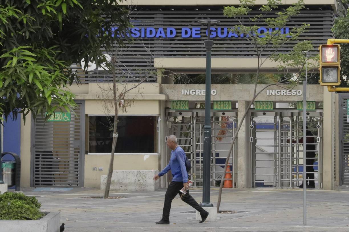 A veces llamada “GuayaKill”, esta ciudad, un importante punto de exportación de cocaína producida en los vecinos Colombia y Perú, se ha familiarizado con la violencia. 