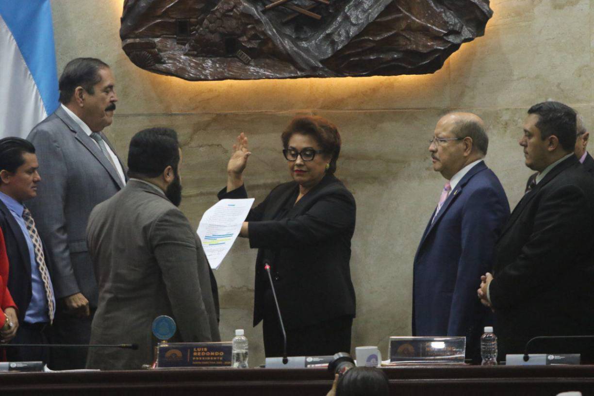 Obando es integrante activa de Libre y con muchos parientes en el gobierno (una hija es la encargada de la gastronomía en Casa Presidencial, otro hijo es asesor en Finanzas y otro es alto funcionario en una secretaría de Estado) aparece como la gran ganadora en todo este proceso. Ha sido una respetada notaria y abogada particular.