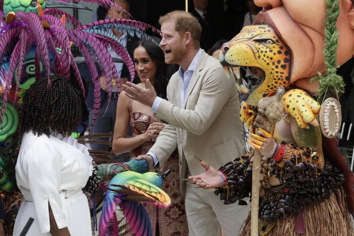 Meghan afirma que aprendió a hablar español durante una pasantía que realizó en la embajada de EEUU en Buenos Aires, Argentina.