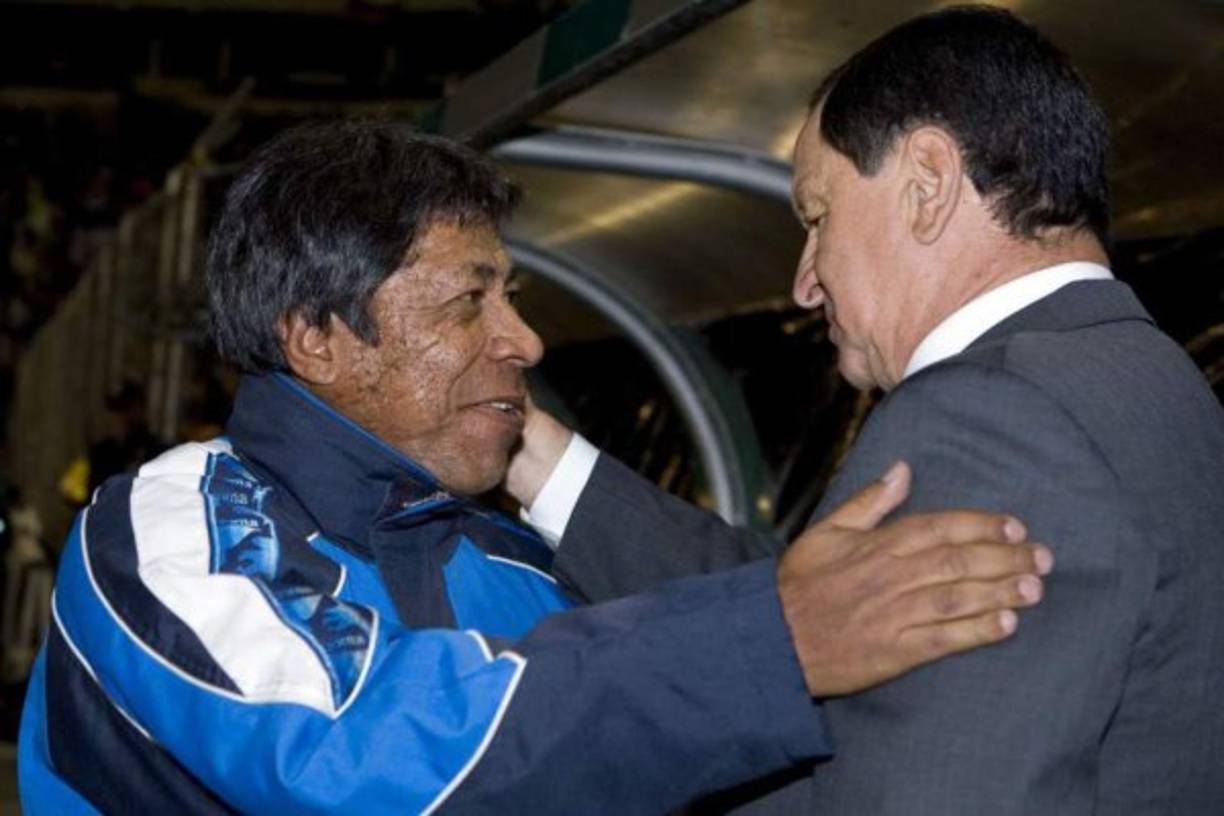 El segundo en lista es Enrique Meza: También rumbo a Japón y Corea 2002, el “Ojitos” dirigía a México y tras caer 3-1 contra Honduras en el estadio Olímpico con triplete de Carlos Pavón, no siguió más en el banquillo del Tricolor.