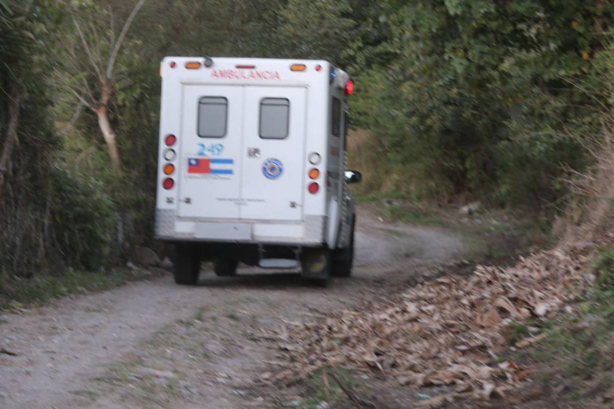 Ambulancia del 911 se dirige a la zona del accidente del helicóptero.