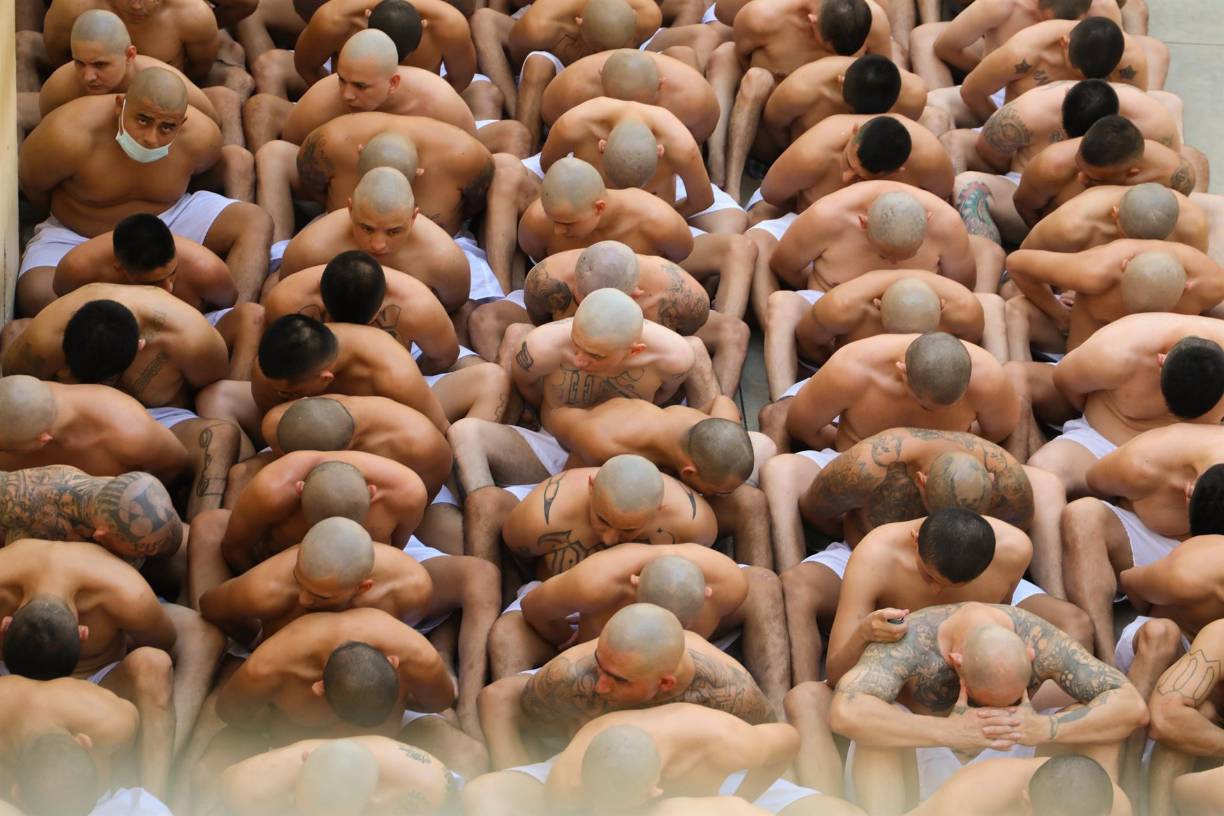 Algunos de ellos se caen en el camino. Cientos son filmados sentados en el piso, uno pegado al otro.