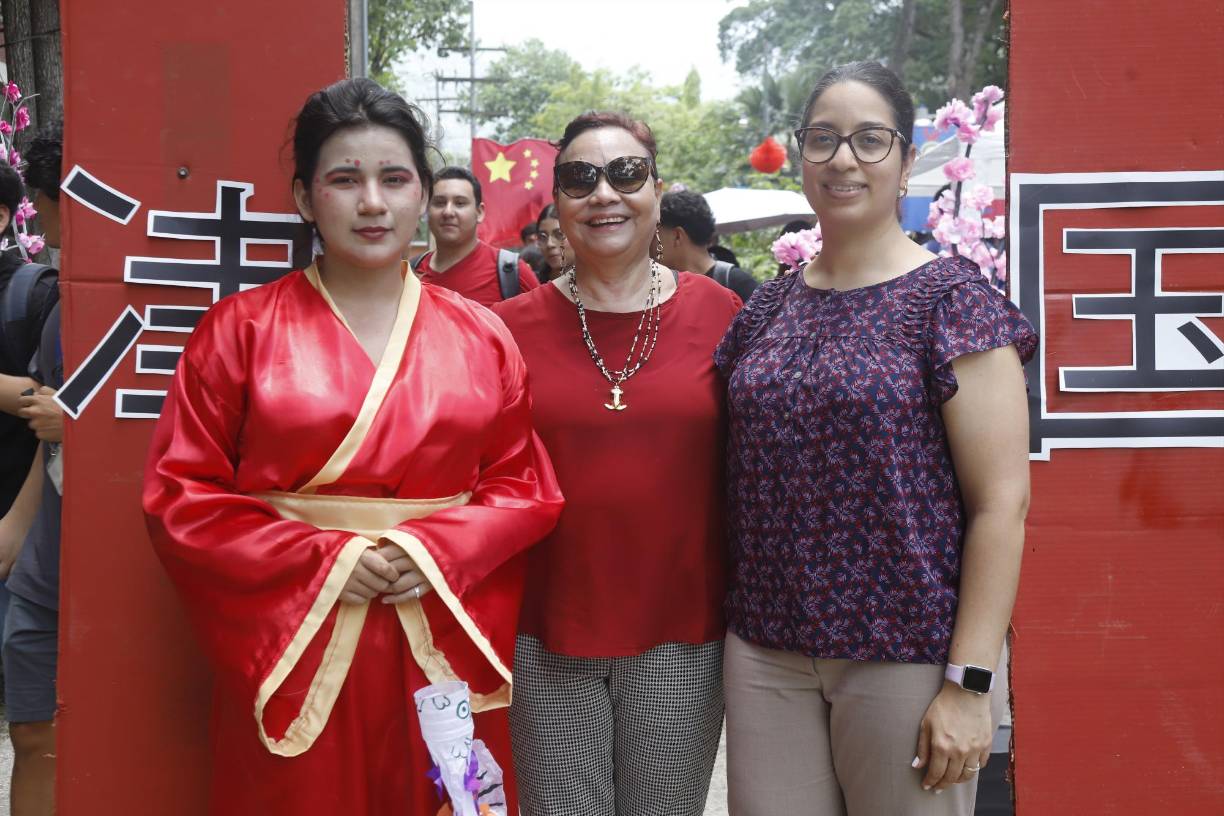 Daniela Vásquez, Isbella Orellana y Nora Escoto