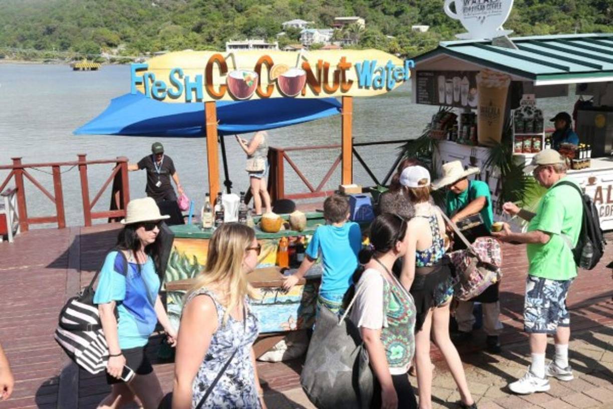 “Es algo muy emotivo, porque Roatán me recuerda a mi isla, Cuba, por su verdor, sus montañas. Es un honor estar aquí”, dijo Lidia Prado, quien vive en Miami.