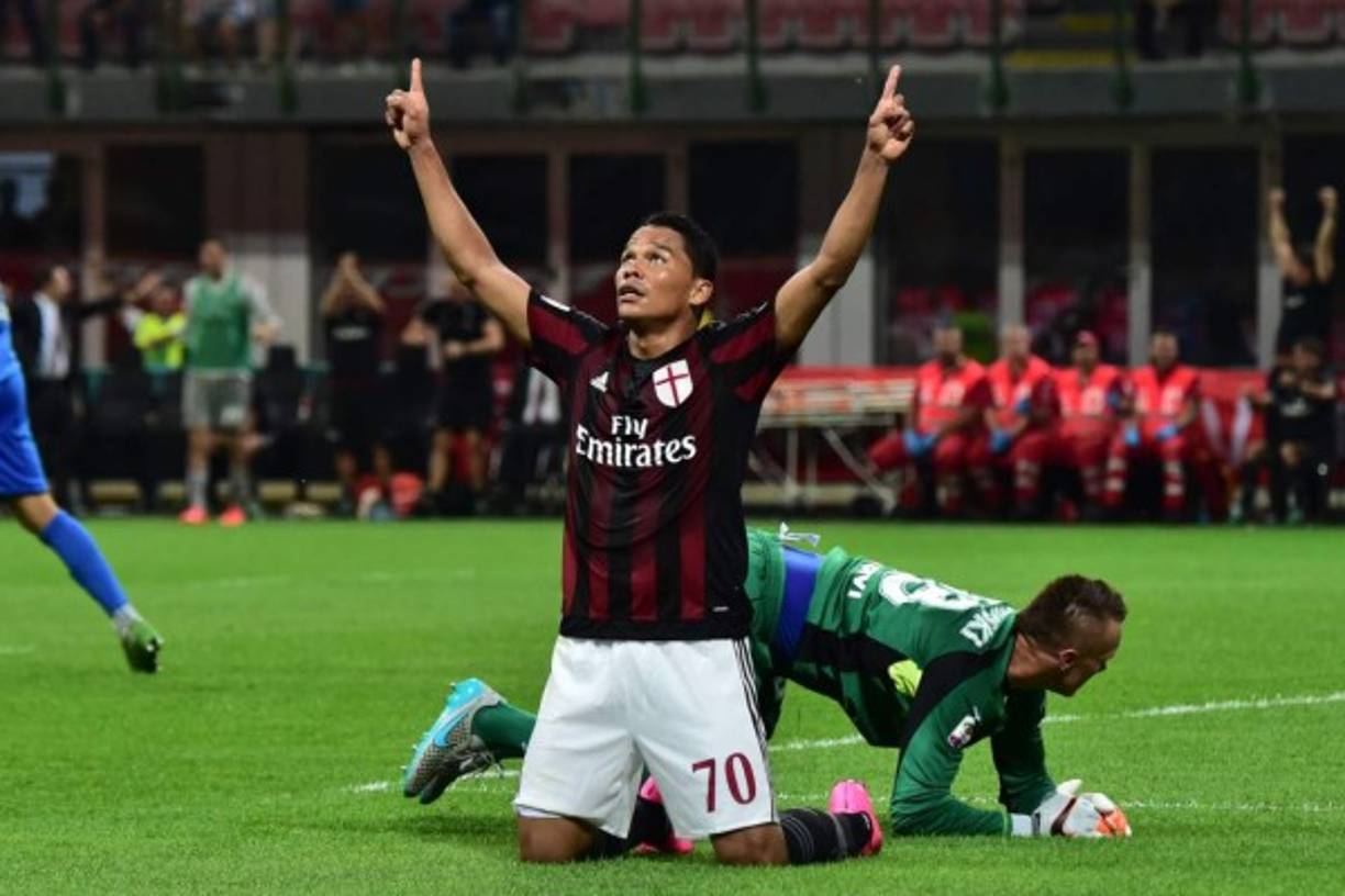 Carlos Bacca, delantero colombiano del Milan, también tiene muestras durante los juegos y entrevistas de sus creencias religiosas.