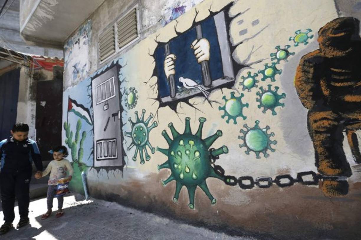 Una lista de proyectos de vacunas establecida por la Organización Mundial de la Salud (OMS) menciona tres proyectos chinos en fase de ensayos clínicos, al 23 de abril: los de CanSino y Sinovac, y un proyecto dirigido por el Instituto de Productos Biológicos de Pekín y el Instituto de Virología de Wuhan.<br/><br/>En el resto del mundo, más el proyecto británico dirigido por la Universidad de Oxford y otro alemán conducido por el laboratorio BioNTech, ambos en fase I.