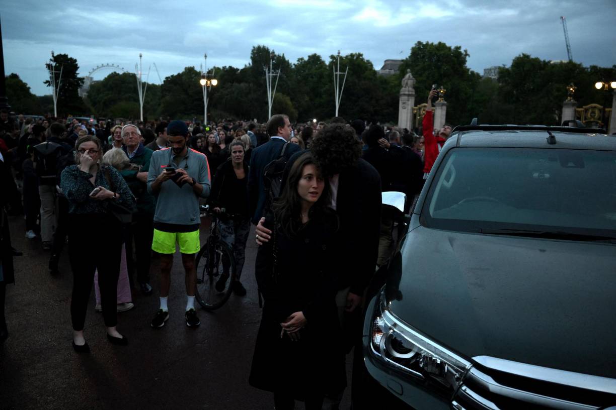 A primeras horas de la tarde, admiradores, turistas y periodistas empezaron a congregarse ante el palacio, preocupados por el estado de salud de la reina Isabel II, tras un comunicado emitido por el Palacio. 
