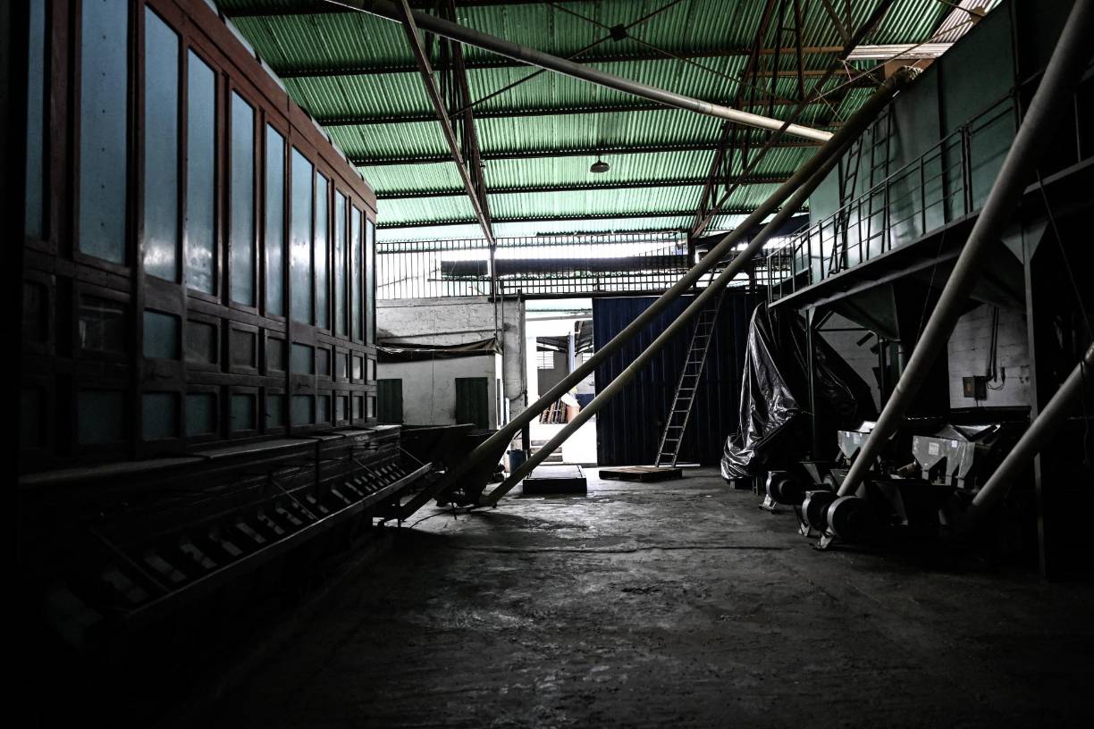 Pero en el hospital, lleno de óxido en su fachada, no disponen de los materiales para practicarla. Esconde bajo la camisa una bolsa de orina y aunque el médico le sugirió reposo, sale todos los días a trabajar con el objetivo de redondear de 2 a 4 dólares, insuficiente para costear su operación en otro sitio.