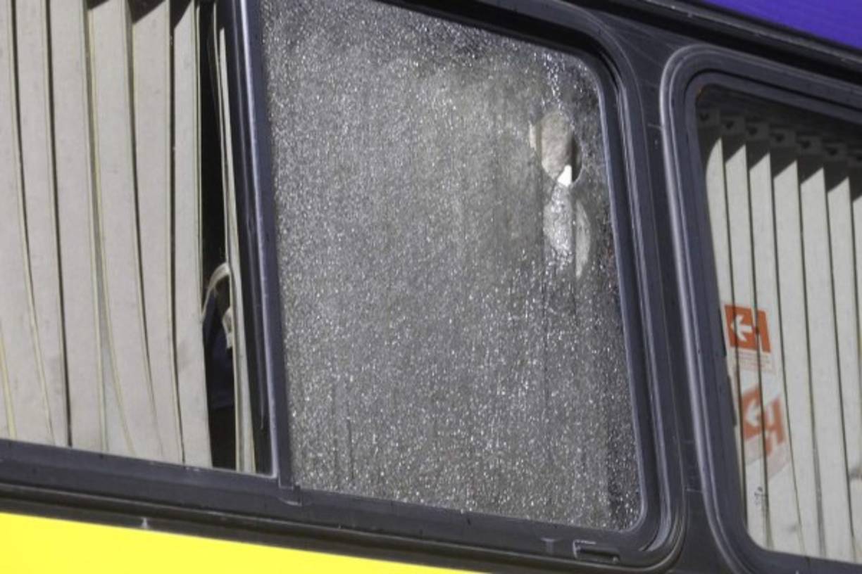 Los integrantes de la Ultra Fiel atacaron el bus del Alianza sin mediar palabras.