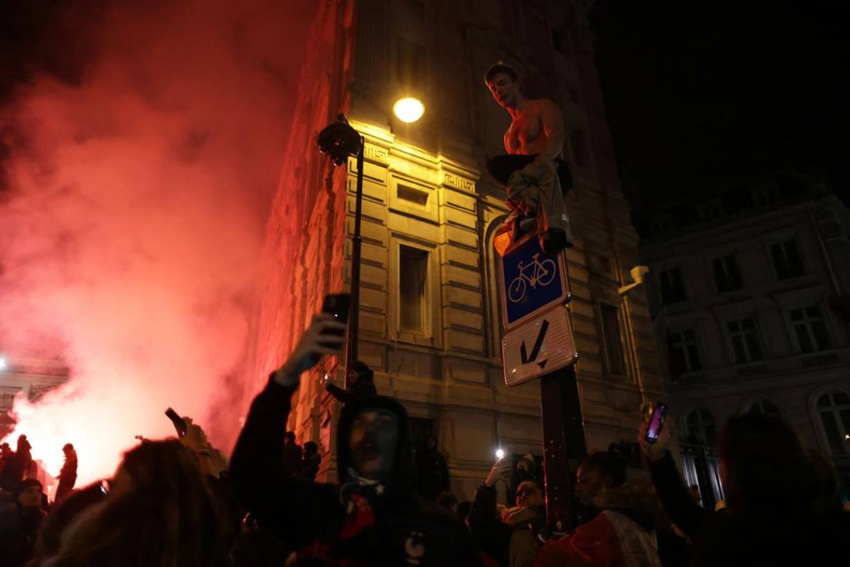Los franceses mostraron su euforia por la clasificación a la final de la Copa del Mundo, pero todo se descontroló.