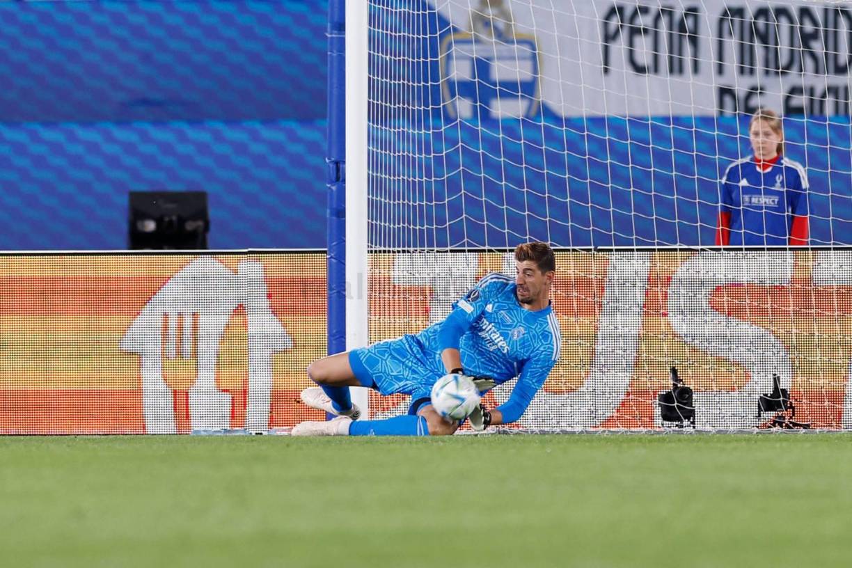 Thibaut Courtois fue vital en el primer tiempo salvando al Real Madrid.