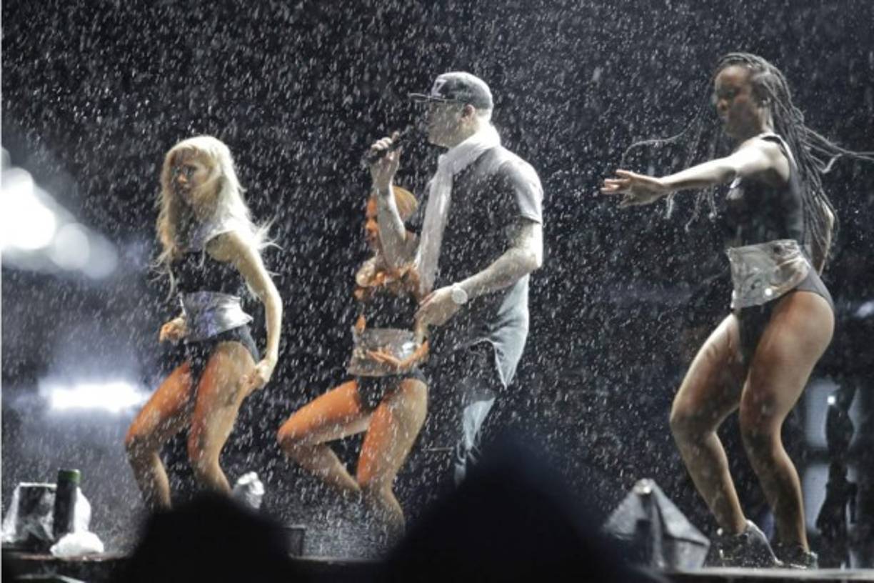 Farruko lució impecable en el escenario y demostró porque está nominado a los Grammy Latino.