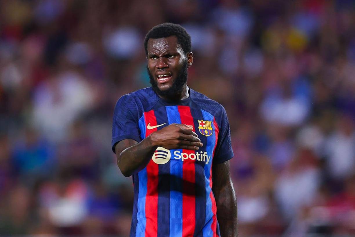 Franck Kessié - El centrocampista marfileño ha expresado su deseo de continuar en el Barcelona, aunque el club sospecha que esta afirmación puede ser una estrategia para poder elegir su destino. La intención del club culé es vender al futbolista a la Premier League por una suma superior a los 30 millones de euros, pero también se estaría contemplando un posible intercambio con el Inter de Milán.