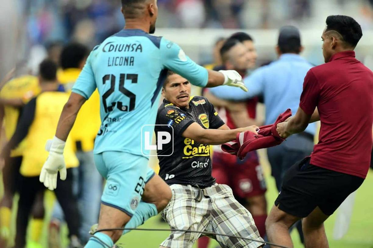Apenas gozó el club Motagua de un minuto de gloria en el césped cuando tuvieron que correr por su vida hacía la entrada de los camerinos. 