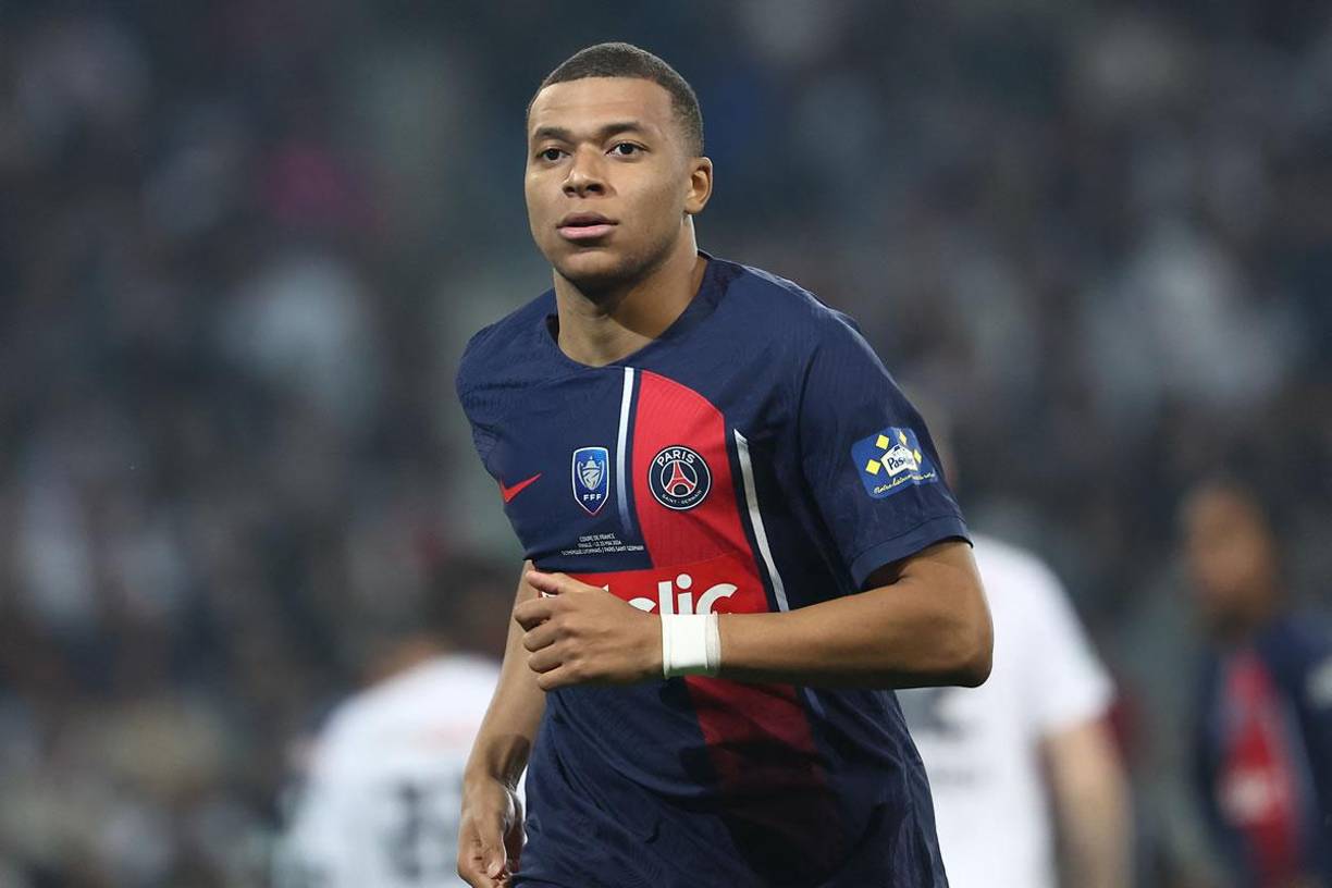 Como resultado, Mbappé fue apartado del equipo principal por orden de Al-Khelaïfi y su tiempo de juego se redujo significativamente. Tras el partido contra la Real Sociedad en los octavos de final de la Champions, el goleador solo jugó en once de los últimos veintiún encuentros de la temporada.