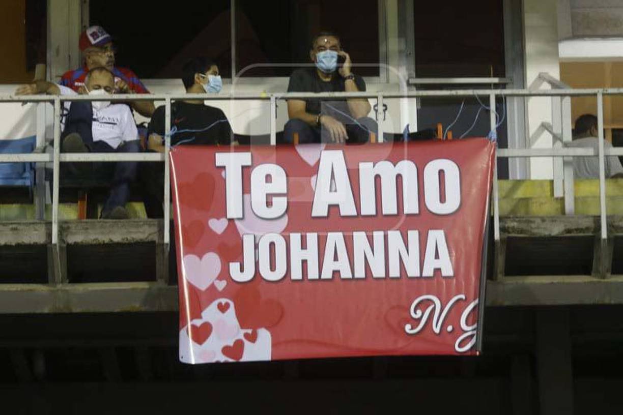 Bellas chicas, declaración de amor y una israelita: El ambiente del Olimpia - Motagua