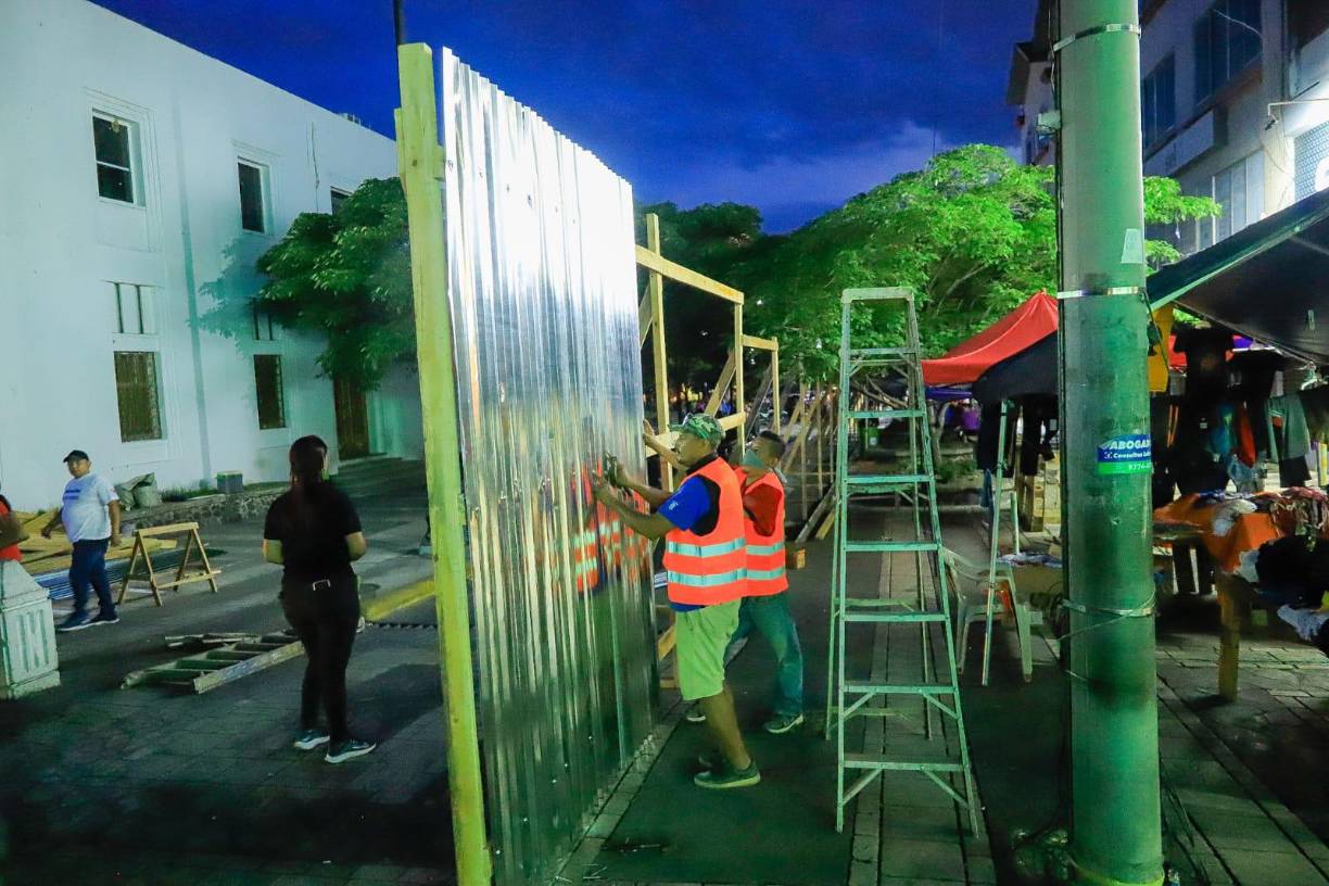 Como era domingo, muchos vendedores se fueron temprano a sus casas y no lograron desmontar las carpas. Otros sí lo hicieron.