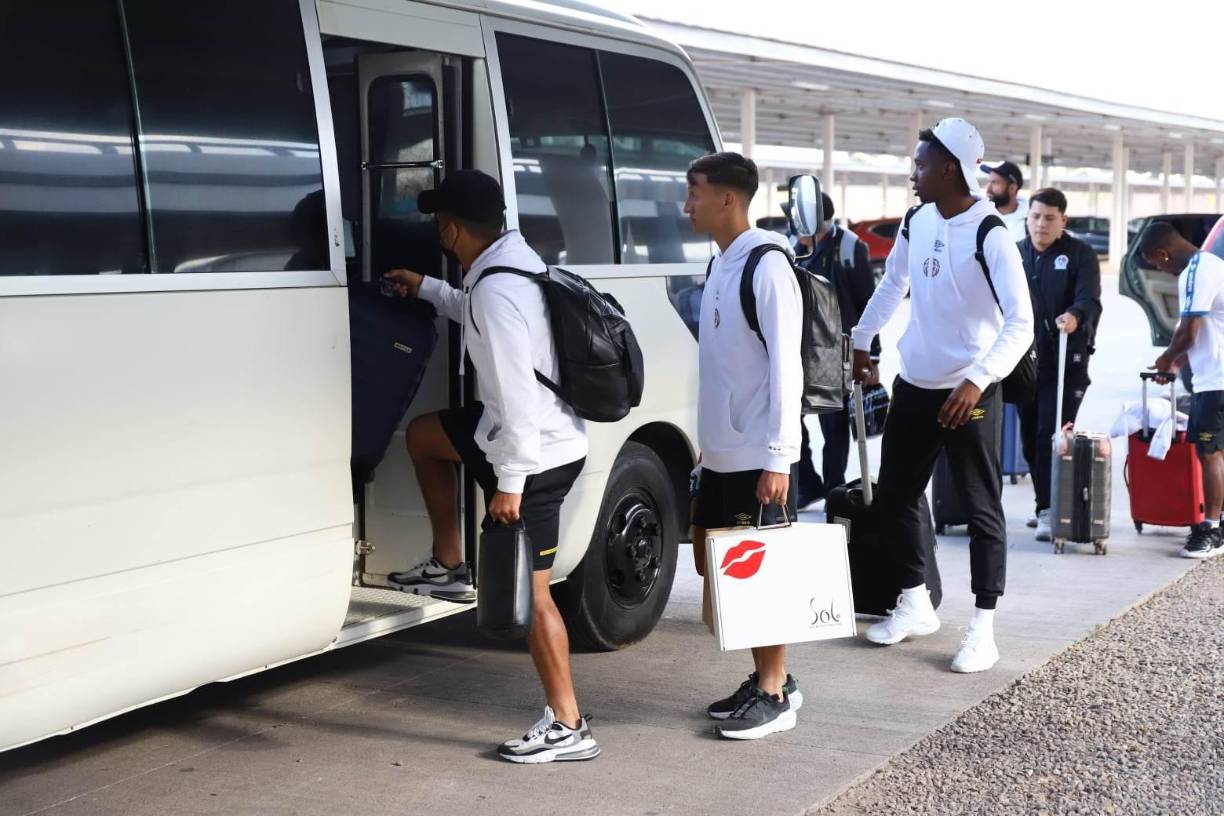 Los jugadores del Olimpia llegaron mudos ya que no quisieron atender a la prensa deportiva.
