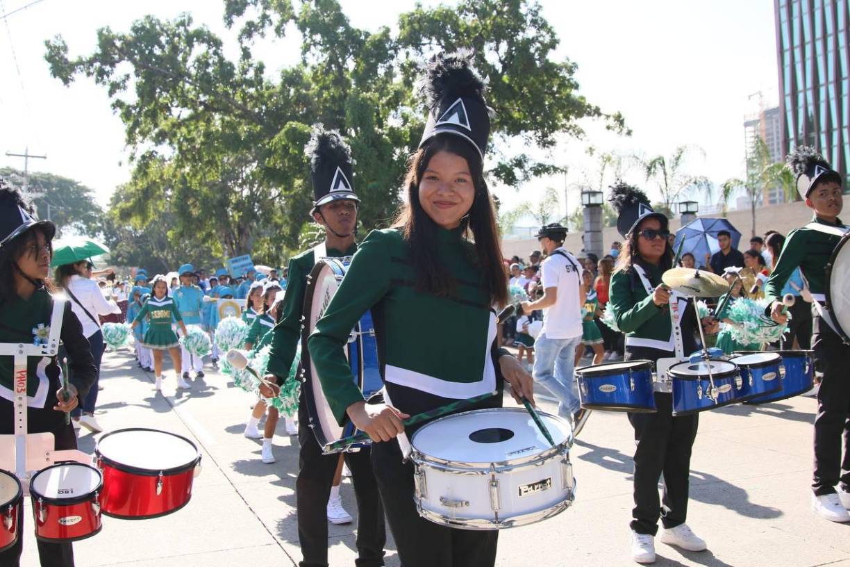 Las bandas de guerra de las distintas escuelas pusieron el ritmo en varios puntos de la capital. 