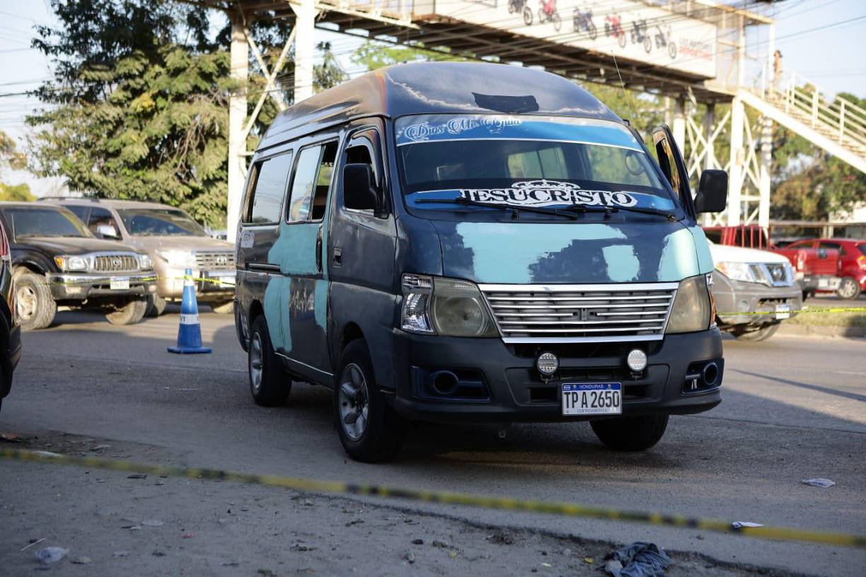 Entonces, ante la presencia de transeúntes y pasajeros, hombres que bajaron de otro vehículo se acercaron a la puerta del conductor de la unidad, un Nissan Urvan color azul. 