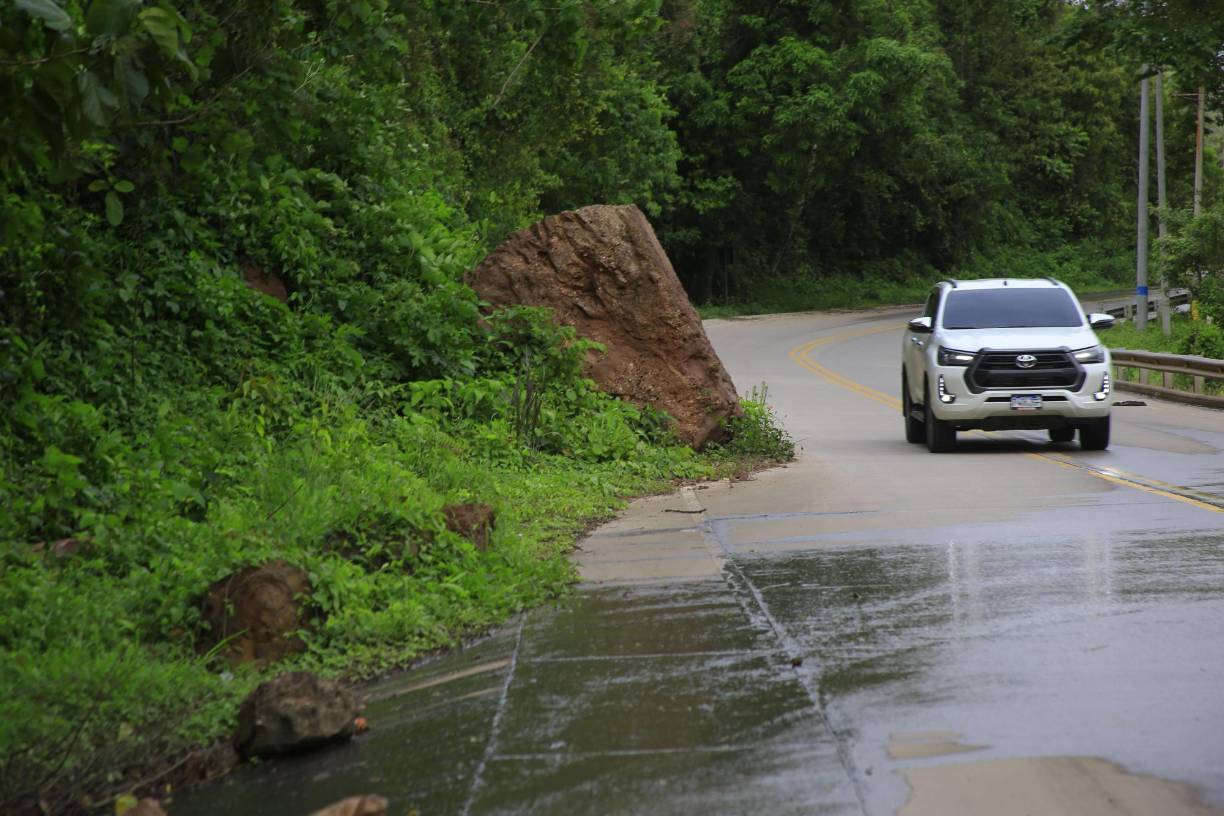 De La Entrada a Copán Ruinas la carretera es relativamente nueva. Tras las tormentas Eta y Iota esta obra sufrió daños. Aunque han pasado dos años desde entonces, los problemas que enfrentó se han agudizado. Hay derrumbes y tramos colapsados o quebrados por fallas. Se debe conducir con cuidado al llover porque las piedras que se desprenden son enormes.