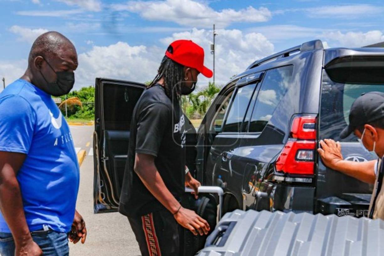 Familiares llegaron a despedir a Alberth Elis en el Aeropuerto de San Pedro Sula.