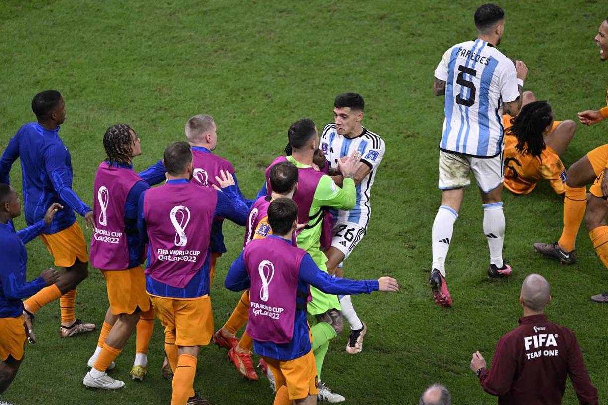 Nahuel Molina apareció en escena para defender a su compañero Leandro Paredes ante los neerlandeses.