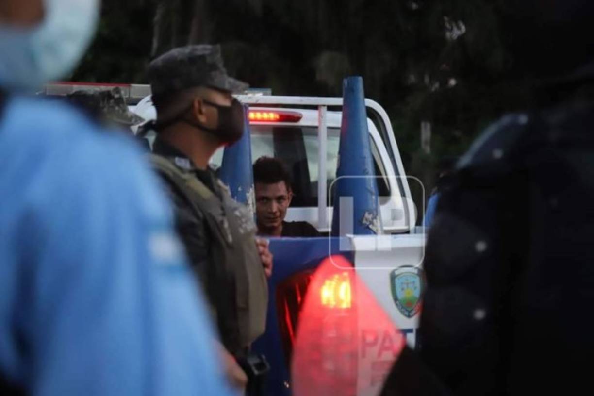 Algunos aficionados fueron detenidos en Puerto Cortés por la policía tras los disturbios.