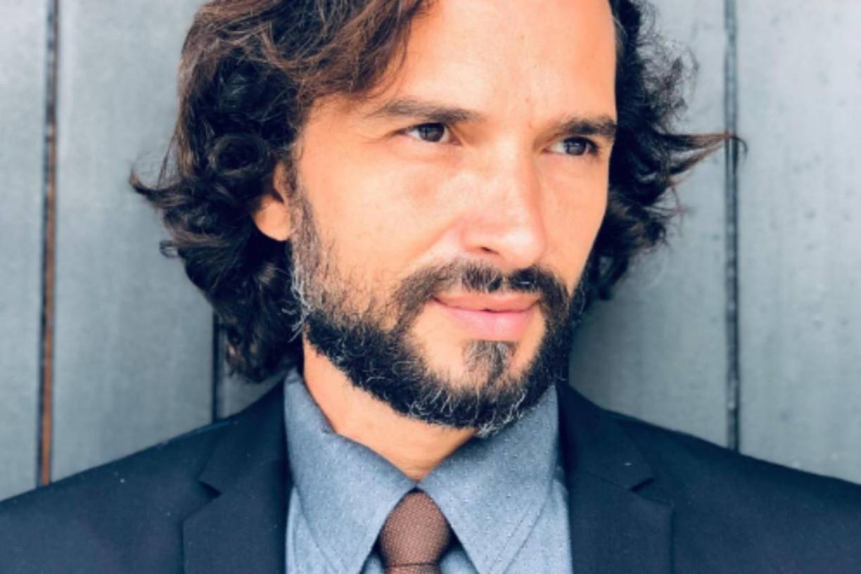 Según los informes policiales, el cuerpo del actor estaba maniatado al interior de un baúl, el cual era de su propiedad según uno de los abogados de la familia. 