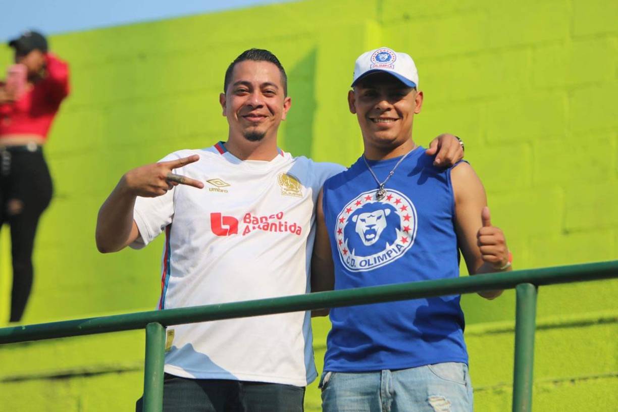 Aficionados del Olimpia disfrutaron del partido bajo un gran ambiente en el estadio Juan Ramón Brevé Vargas.