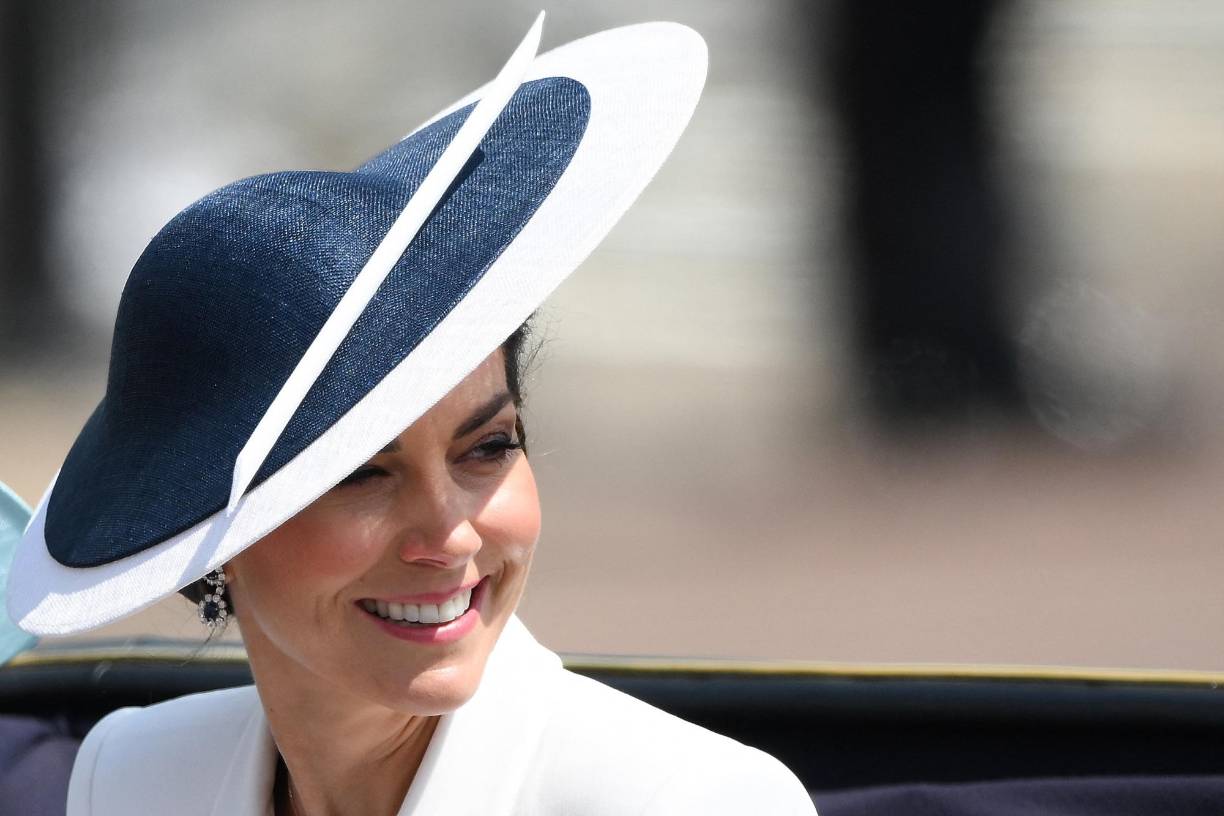 Añadió un sombrero de Philip Treacy en azul marino y blanco, y un par de pendientes de zafiro a juego con la piedra de su famoso anillo de compromiso, que anteriormente perteneció a la difunta Diana, Princesa de Gales.