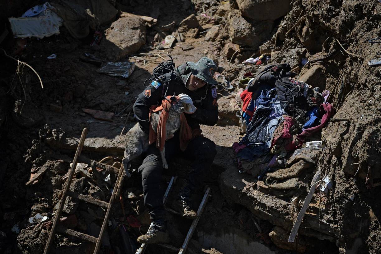 Defensa Civil advirtió también el jueves de que “hay previsión de lluvias fuertes para la tarde y la noche”, lo que puede complicar todavía más las tareas de rescate, en las que son usadas perros, máquinas excavadoras, camiones, botes y una decena de aeronaves.