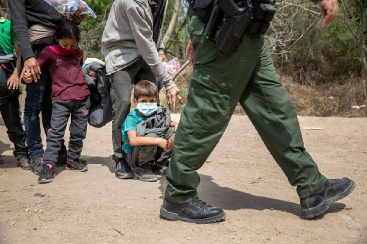Para mejorar la atención de los menores, el gobierno planea abrir nuevos centros de acogida temporales, especialmente en bases militares de Texas, que podrían albergar 5.000 camas para alojar a los niños migrantes, indicó Biden.