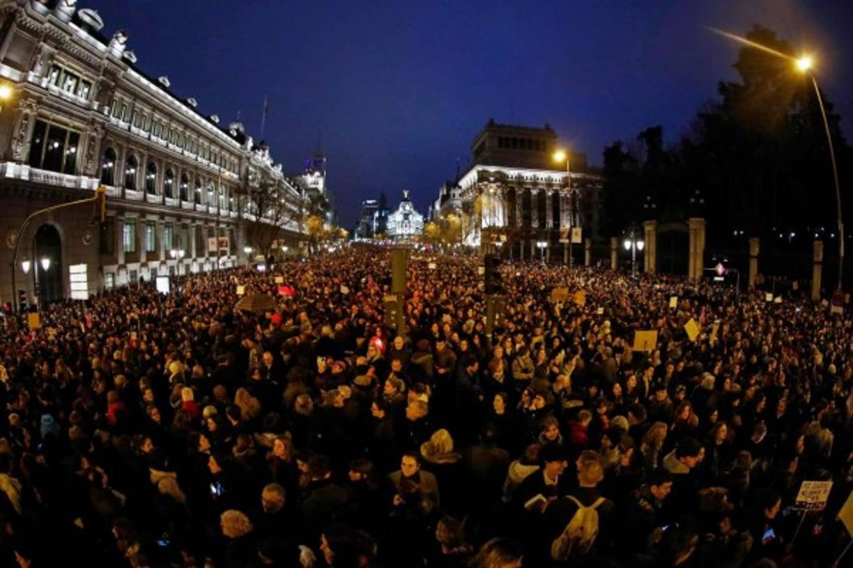 En España, millones de personas participaron en una inédita huelga general y en marchas que inundaran varias ciudades del país, en defensa de los derechos de las mujeres.<br/><br/>Según los dos mayores sindicatos del país, Comisiones Obreras (CCOO) y UGT, 5,9 millones de personas participaron en los paros de dos horas por turno de trabajo que habían convocado.