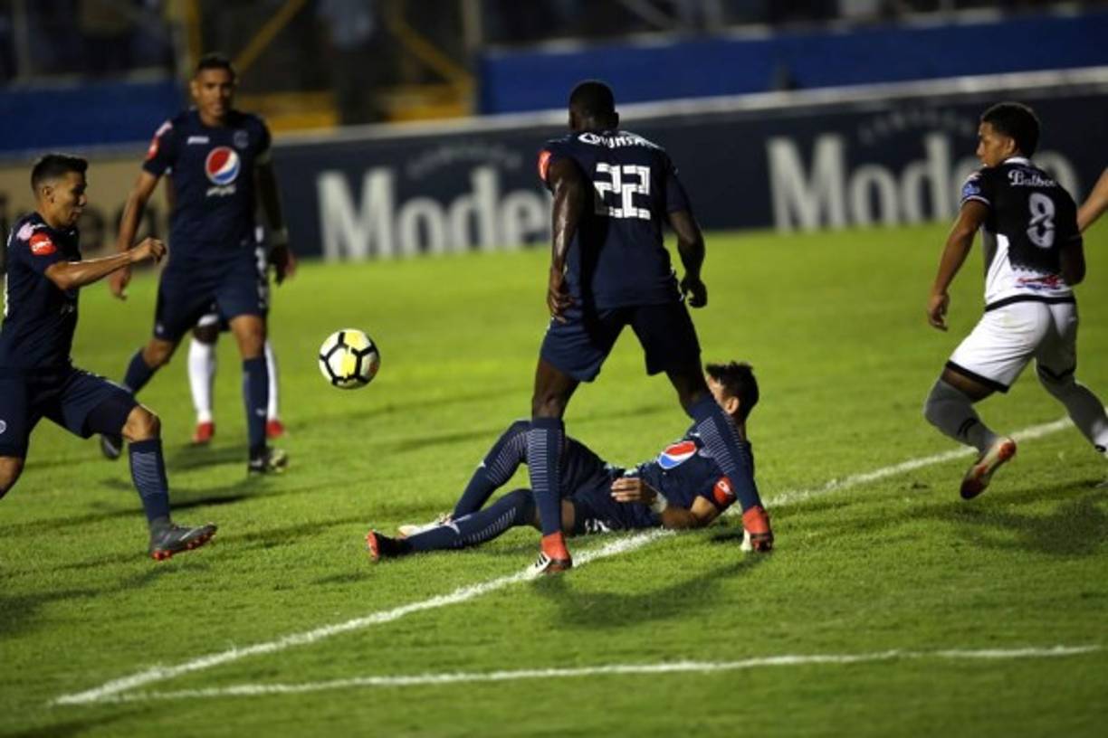 El momento en el que Kevin López se apresta a marcar su gol, el segundo del Motagua contra el Tauro FC.
